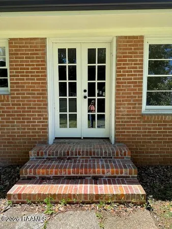 $2,300 | 244 North College Road, Lafayette, LA 70506