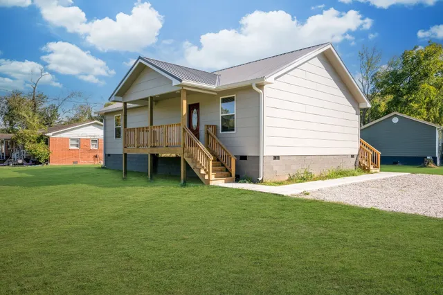 a view of a house with a backyard