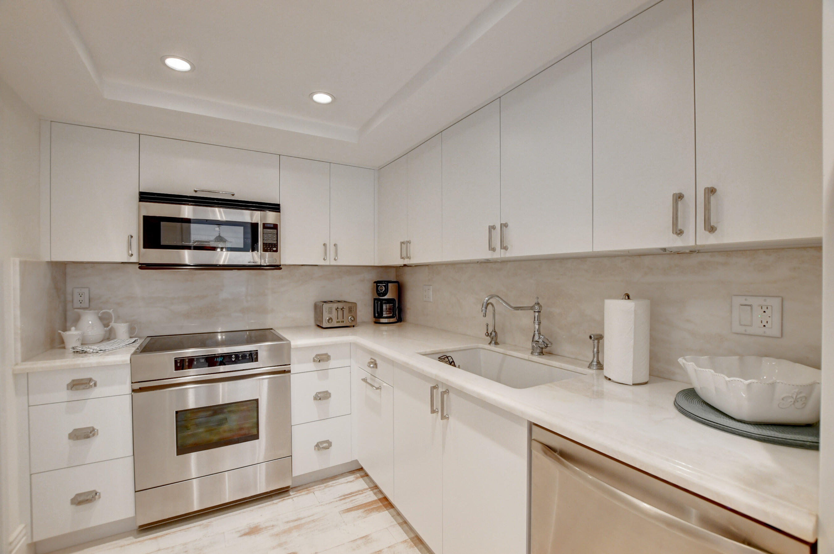 7738 Lakeside Boulevard, Unit 386 Boca Raton, FL 33434 - Photo 12 of 31 Kitchen