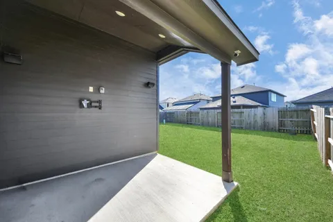 a view of a back yard