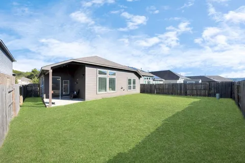 a view of a house with backyard and garden