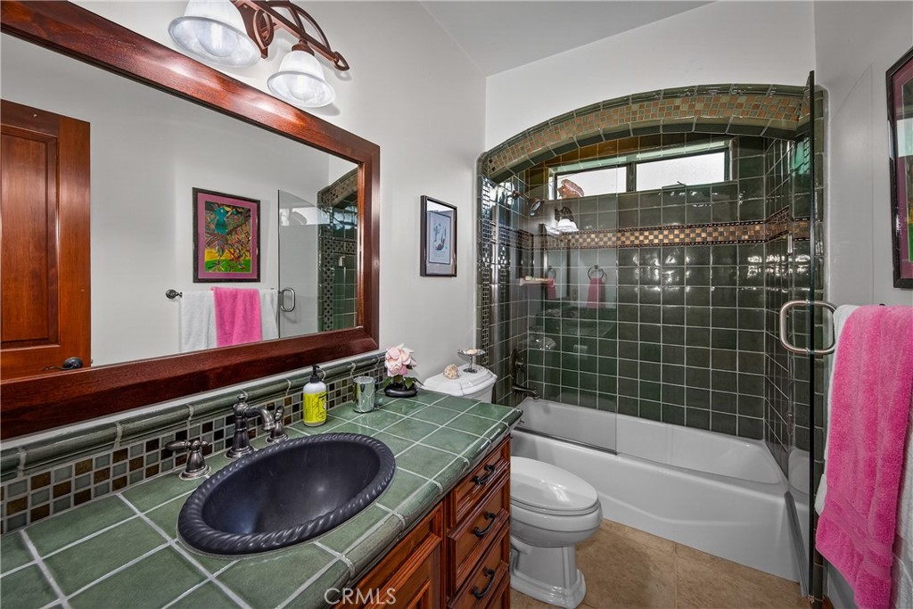 707 Wabash Avenue Redlands, CA 92374 - Photo 27 of 50 a bathroom with a toilet a sink and mirror
