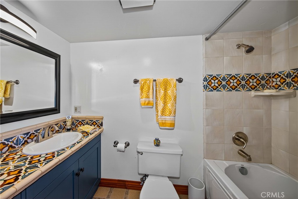 707 Wabash Avenue Redlands, CA 92374 - Photo 39 of 50 a bathroom with a sink and a bathtub