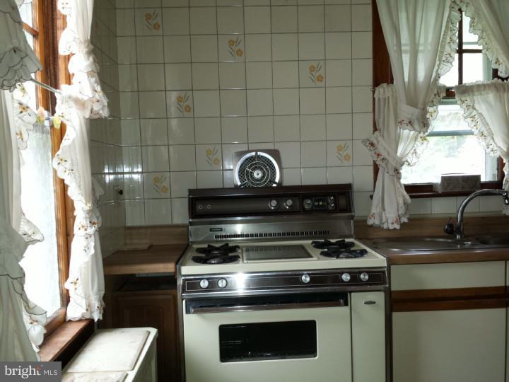 63 Reed Avenue Hamilton, NJ 08610 - Photo 6 of 25 Kitchen