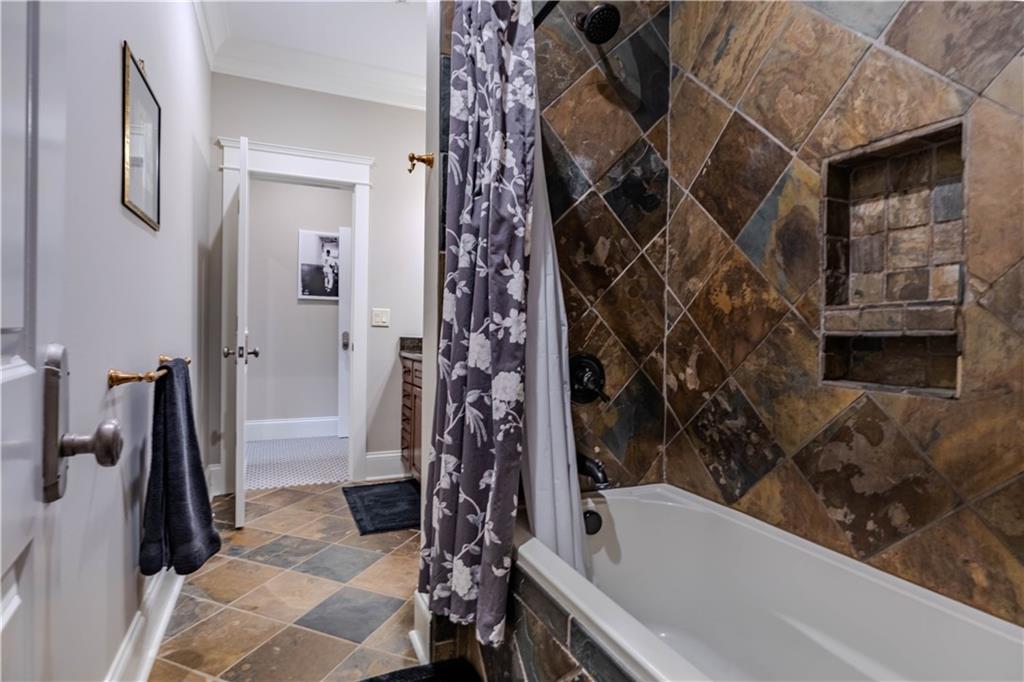 525 North River Road Northeast Rome, GA 30161 - Photo 61 of 101 a bathroom with a bathtub