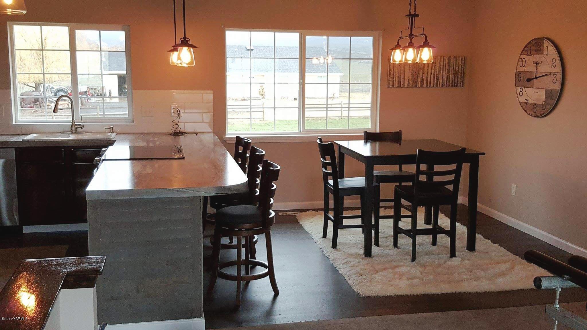 135 Slavin Heights Road Yakima, WA 98903 - Photo 13 of 25 a dining room with furniture and window
