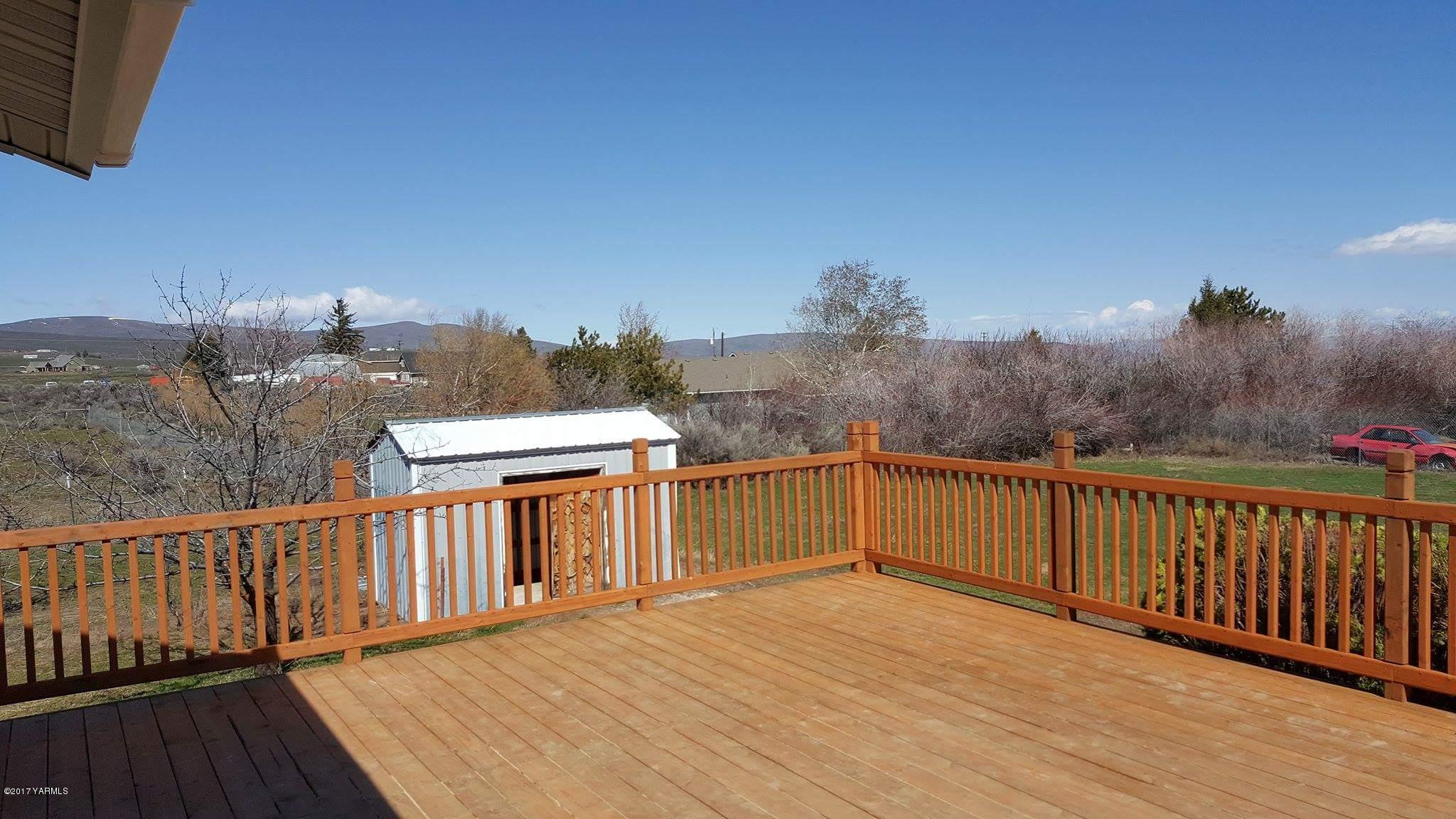 135 Slavin Heights Road Yakima, WA 98903 - Photo 3 of 25 a terrace with a bench