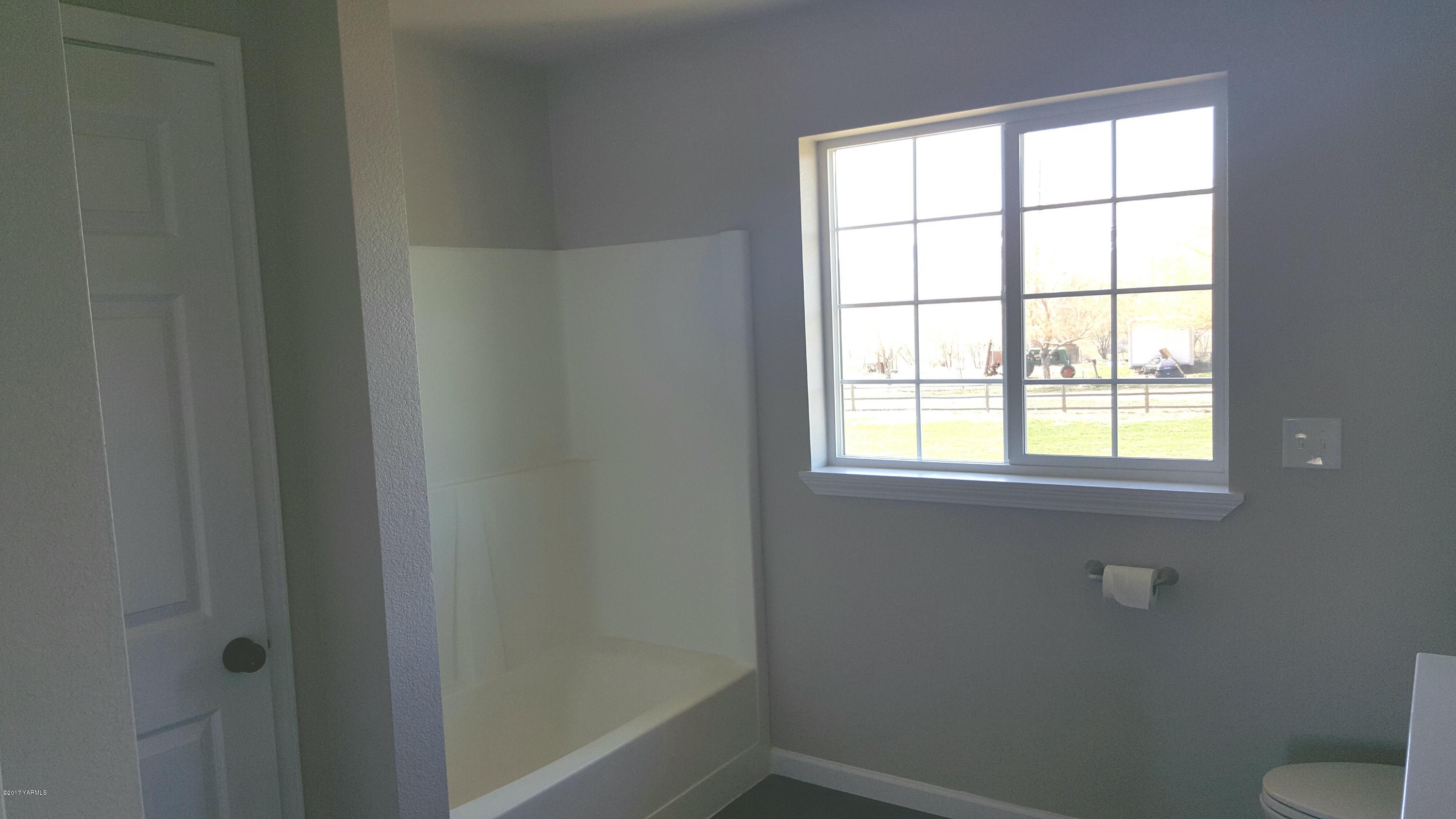 135 Slavin Heights Road Yakima, WA 98903 - Photo 22 of 25 a bathroom with a window