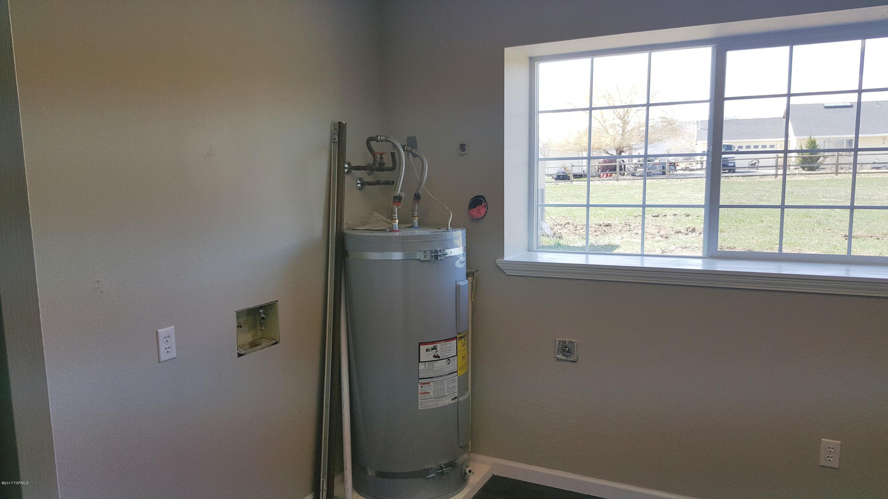 135 Slavin Heights Road Yakima, WA 98903 - Photo 23 of 25 a bathroom with a window
