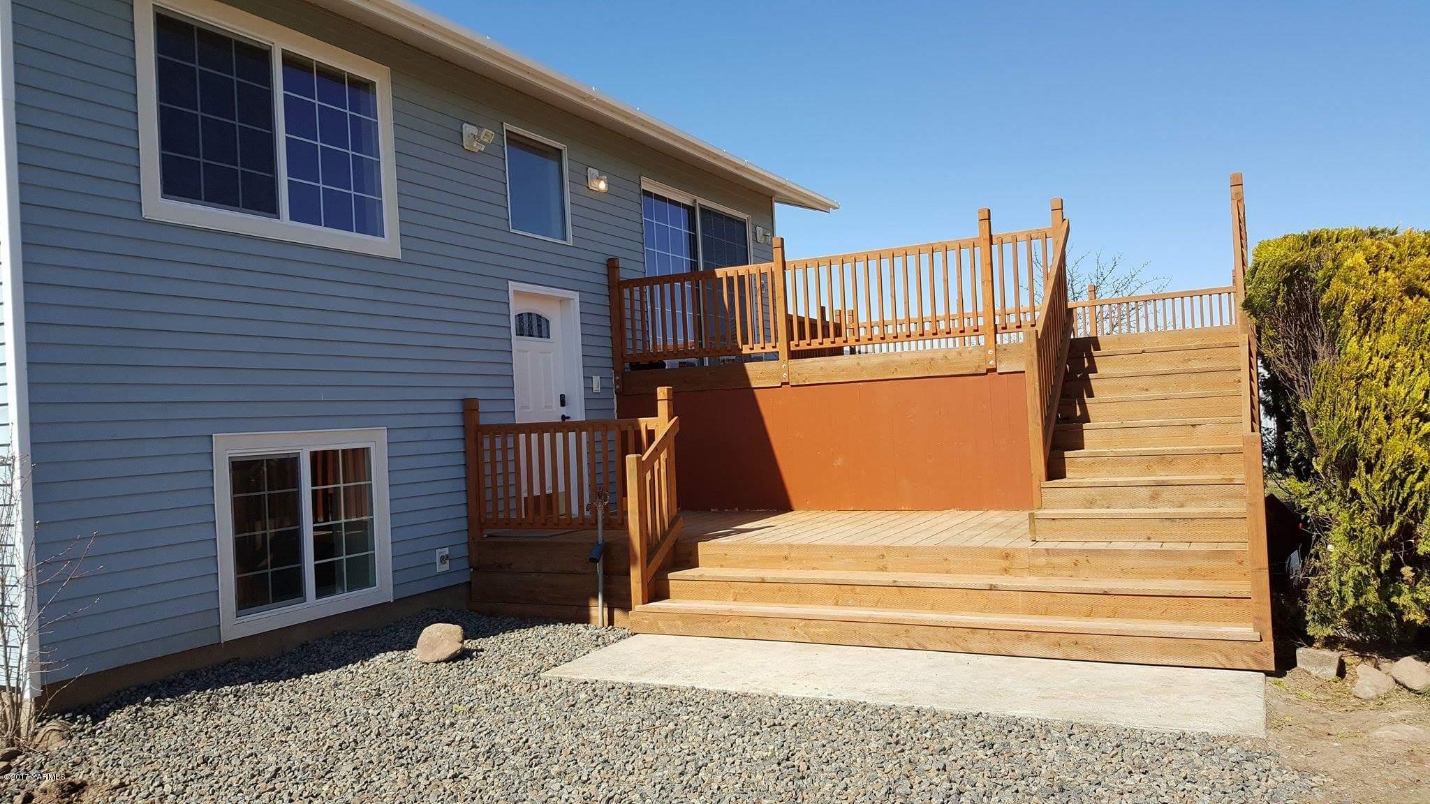 135 Slavin Heights Road Yakima, WA 98903 - Photo 5 of 25 a front view of a house with a chair