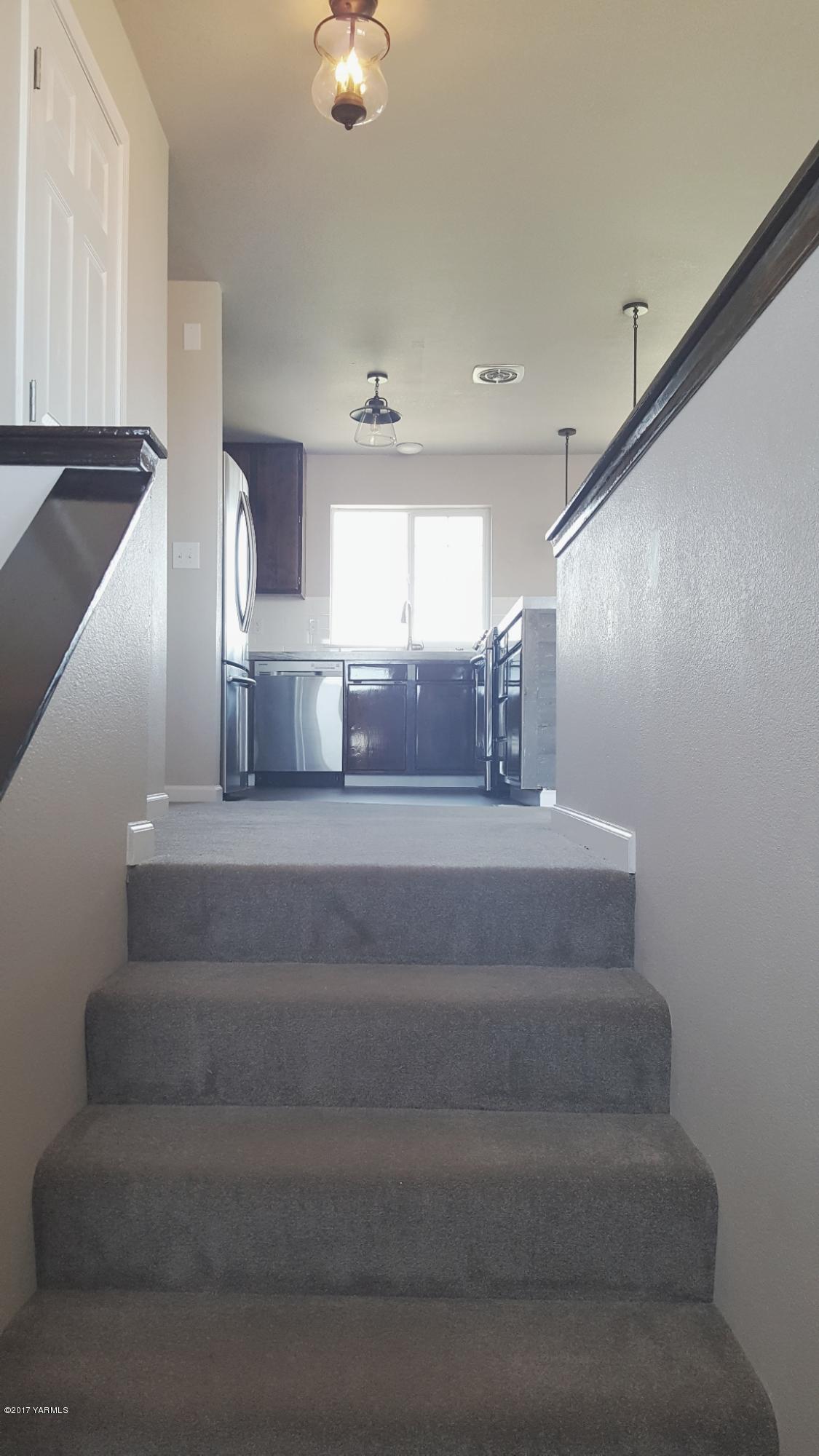 135 Slavin Heights Road Yakima, WA 98903 - Photo 8 of 25 a bathroom with a sink and a mirror