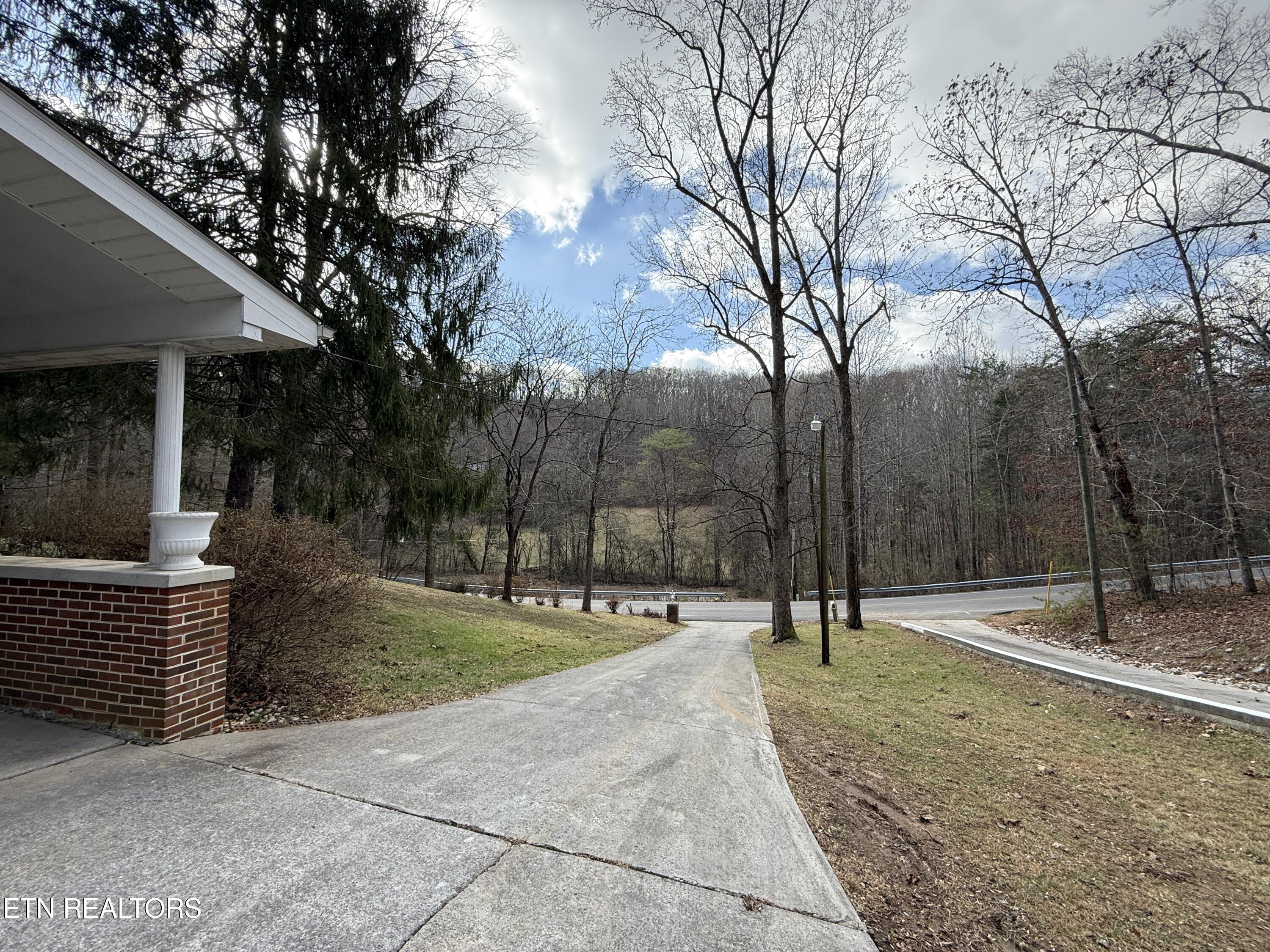 157 Ivanhoe Road Clinton, TN 37716 - Photo 4 of 46 4_6