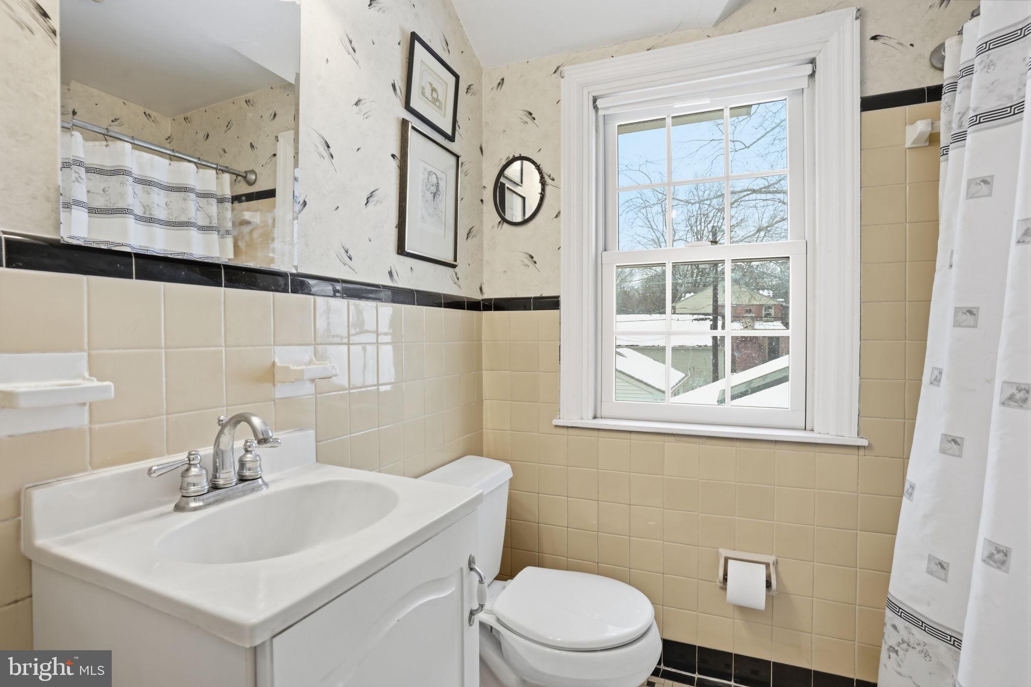 216 Heatherwood Road Glenside, PA 19038 - Photo 19 of 27 2nd Flr Full Bathrm