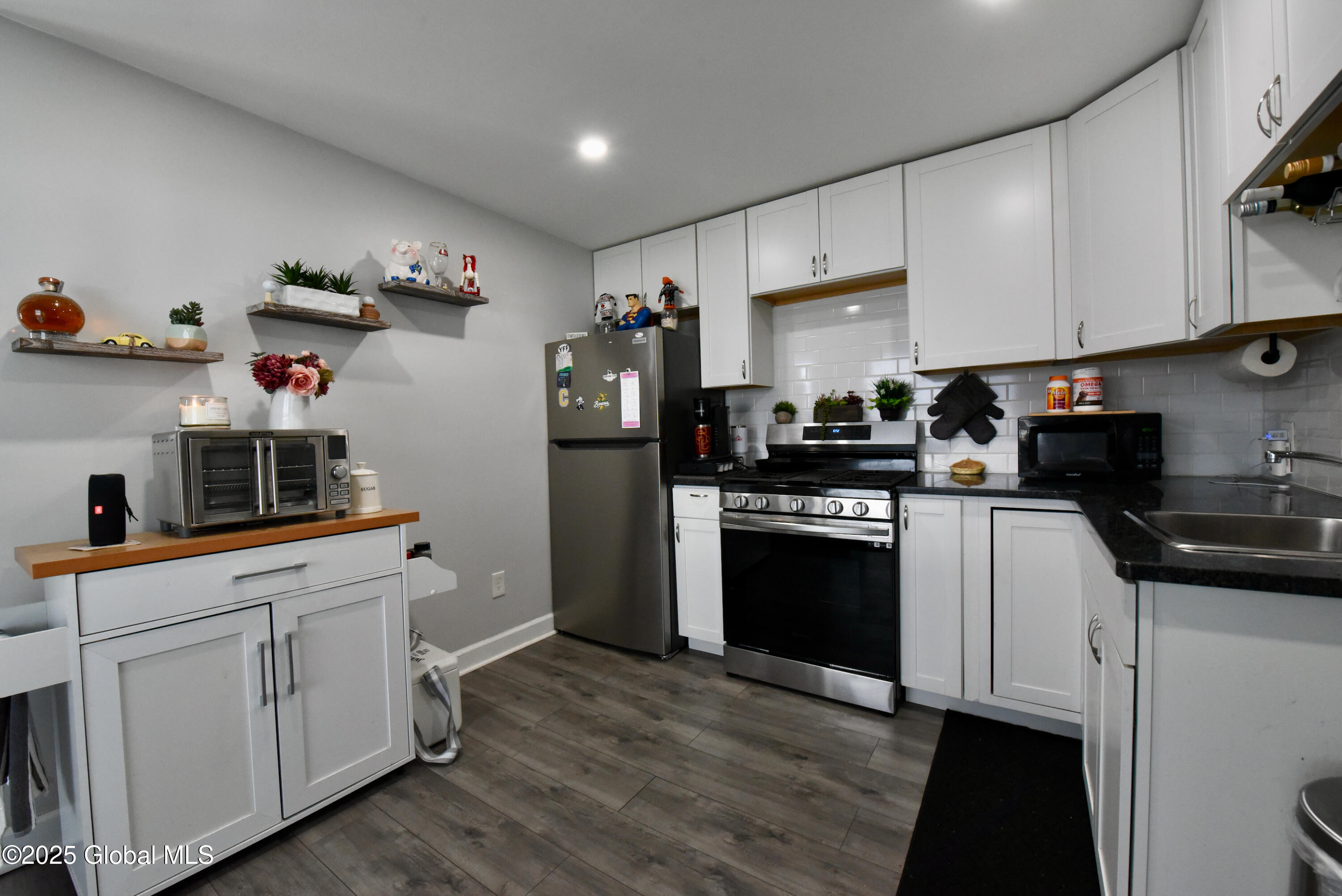321 Front Street Schenectady, NY 12305 - Photo 5 of 47 16