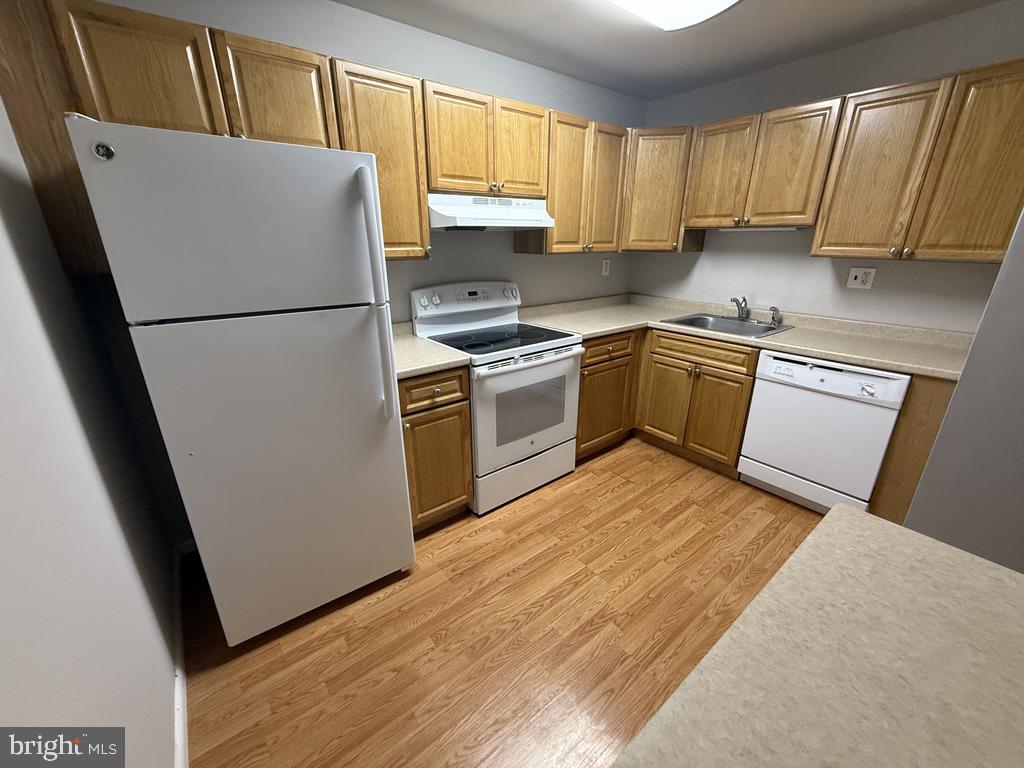 326 Saybrook Lane Wallingford, PA 19086 - Photo 8 of 17 Cozy kitchen with warm wood tones.