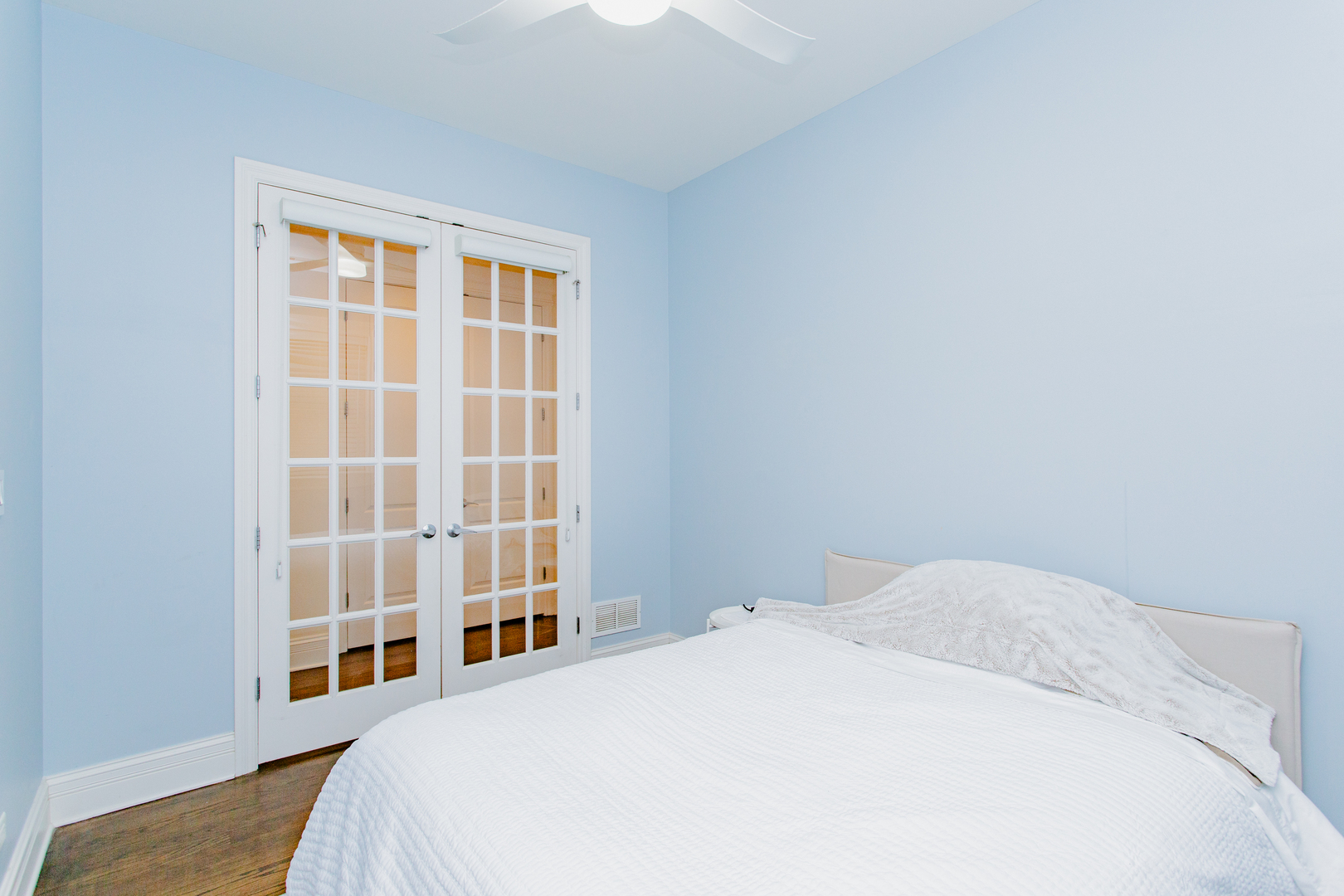 1238 West Jackson Boulevard, Unit 3W Chicago, IL 60607 - Photo 14 of 23 a bedroom with a bed and a window