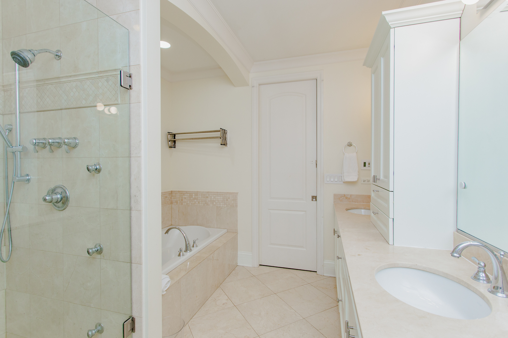 1238 West Jackson Boulevard, Unit 3W Chicago, IL 60607 - Photo 18 of 23 a bathroom with a sink and a tub