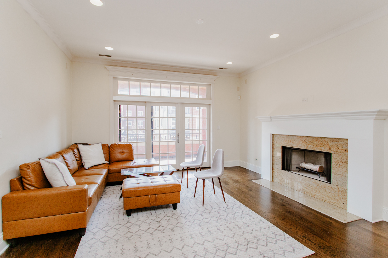 1238 West Jackson Boulevard, Unit 3W Chicago, IL 60607 - Photo 4 of 23 a living room with furniture and a fireplace