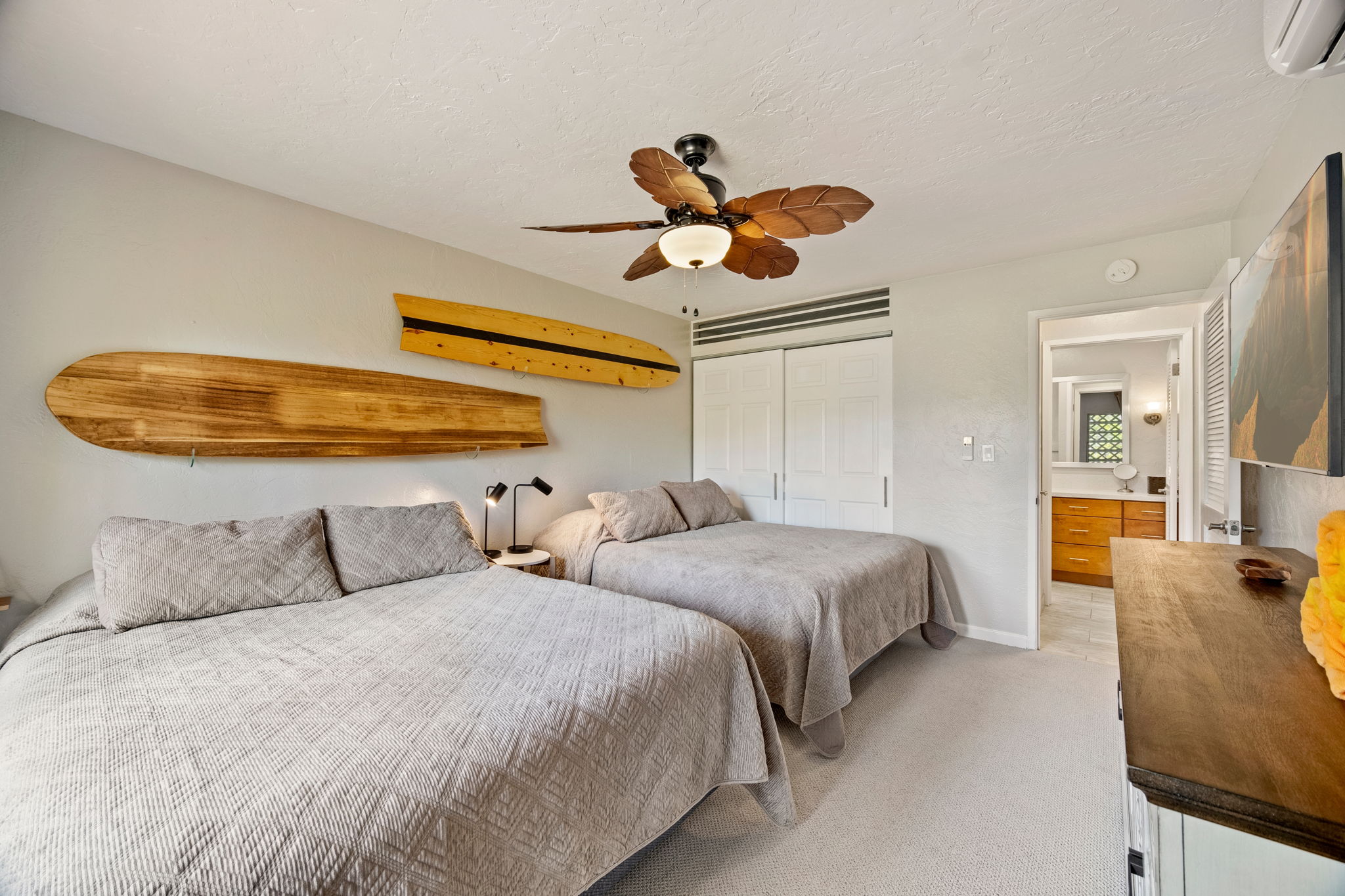 525 Aleka Loop, Unit H7 Kapaa, HI 96746 - Photo 12 of 30 a bedroom with two beds and painting on the wall