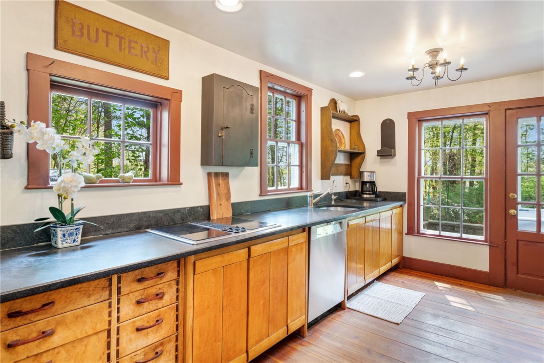 4 Torrey Road Cumberland, RI 02864 - Photo 13 of 40