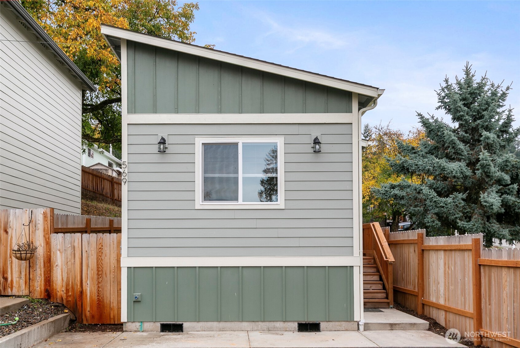 569 North 3rd Kalama, WA 98625 - Photo 4 of 22 a front view of a house with a garage