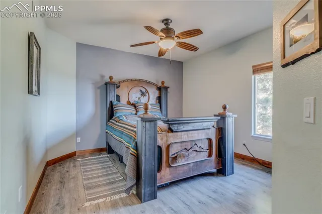 a view of livingroom with furniture