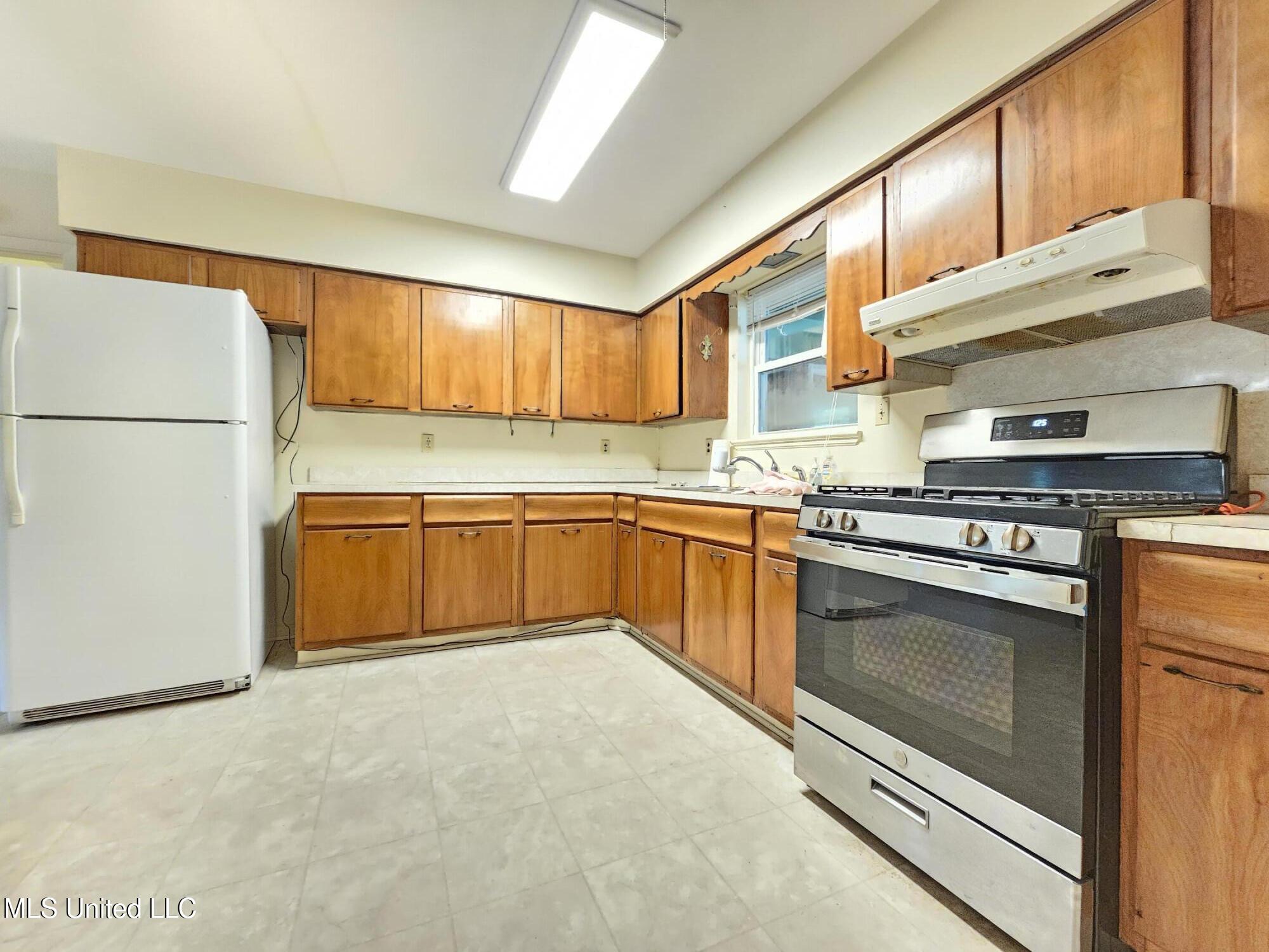 2516 Orleans Road Biloxi, MS 39531 - Photo 4 of 14 Kitchen