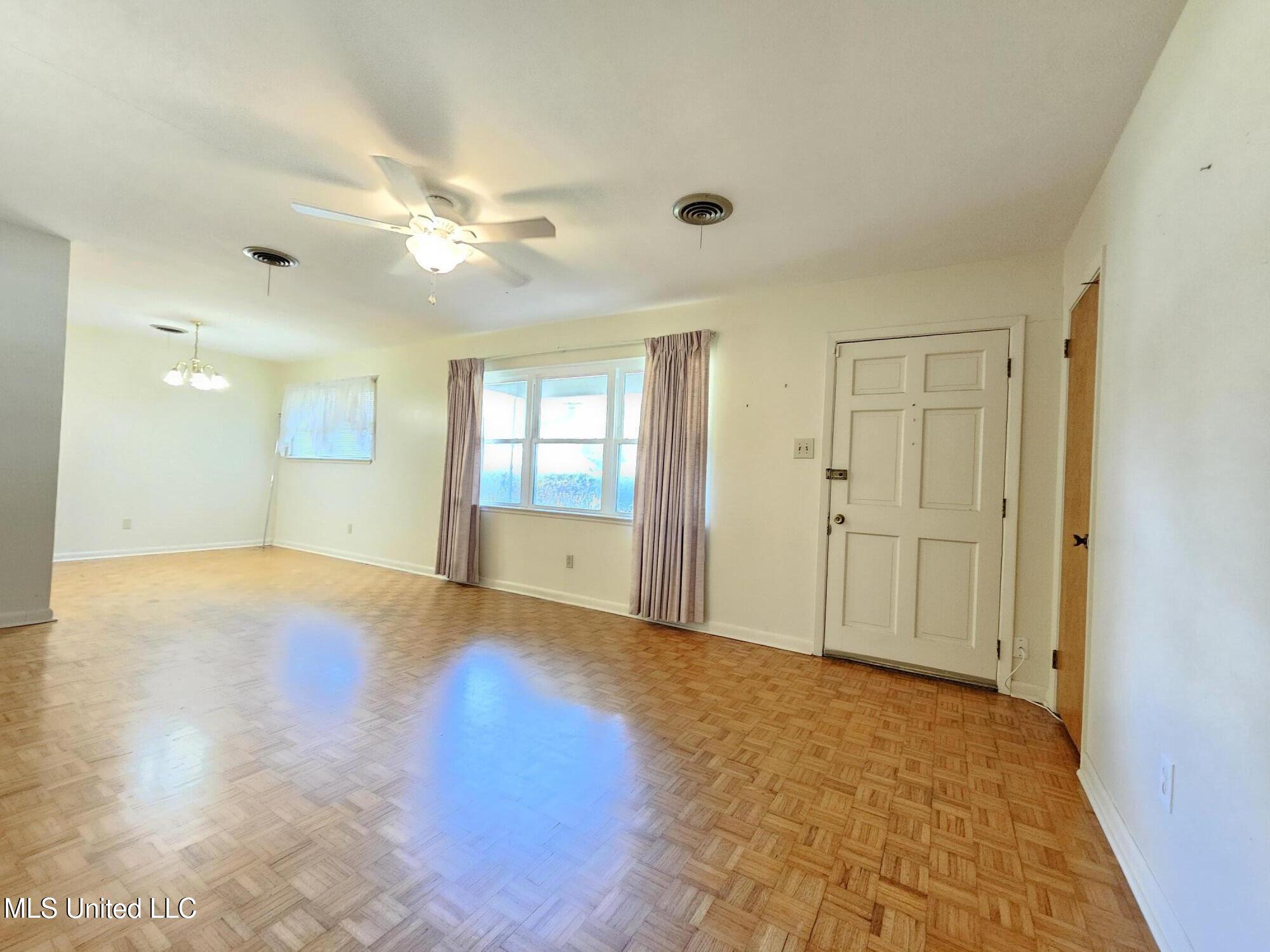 2516 Orleans Road Biloxi, MS 39531 - Photo 7 of 14 Living-area
