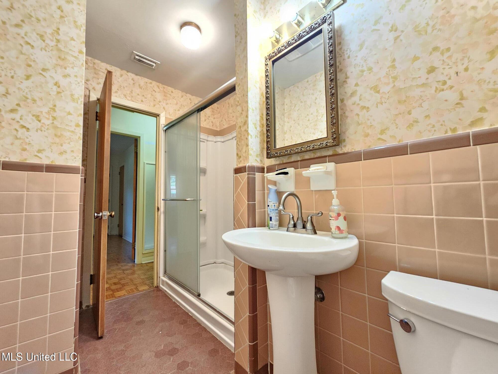 2516 Orleans Road Biloxi, MS 39531 - Photo 8 of 14 Bath