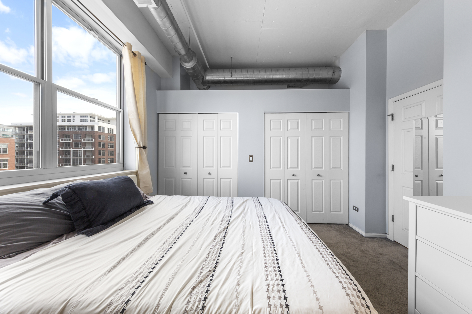 950 West Monroe Street, Unit 616 Chicago, IL 60607 - Photo 14 of 28 a bedroom with a bed and a large window