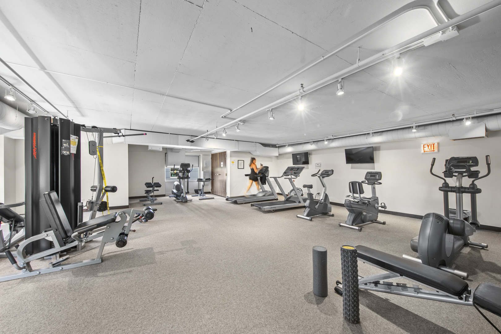 950 West Monroe Street, Unit 616 Chicago, IL 60607 - Photo 22 of 28 a view of a room with gym equipment