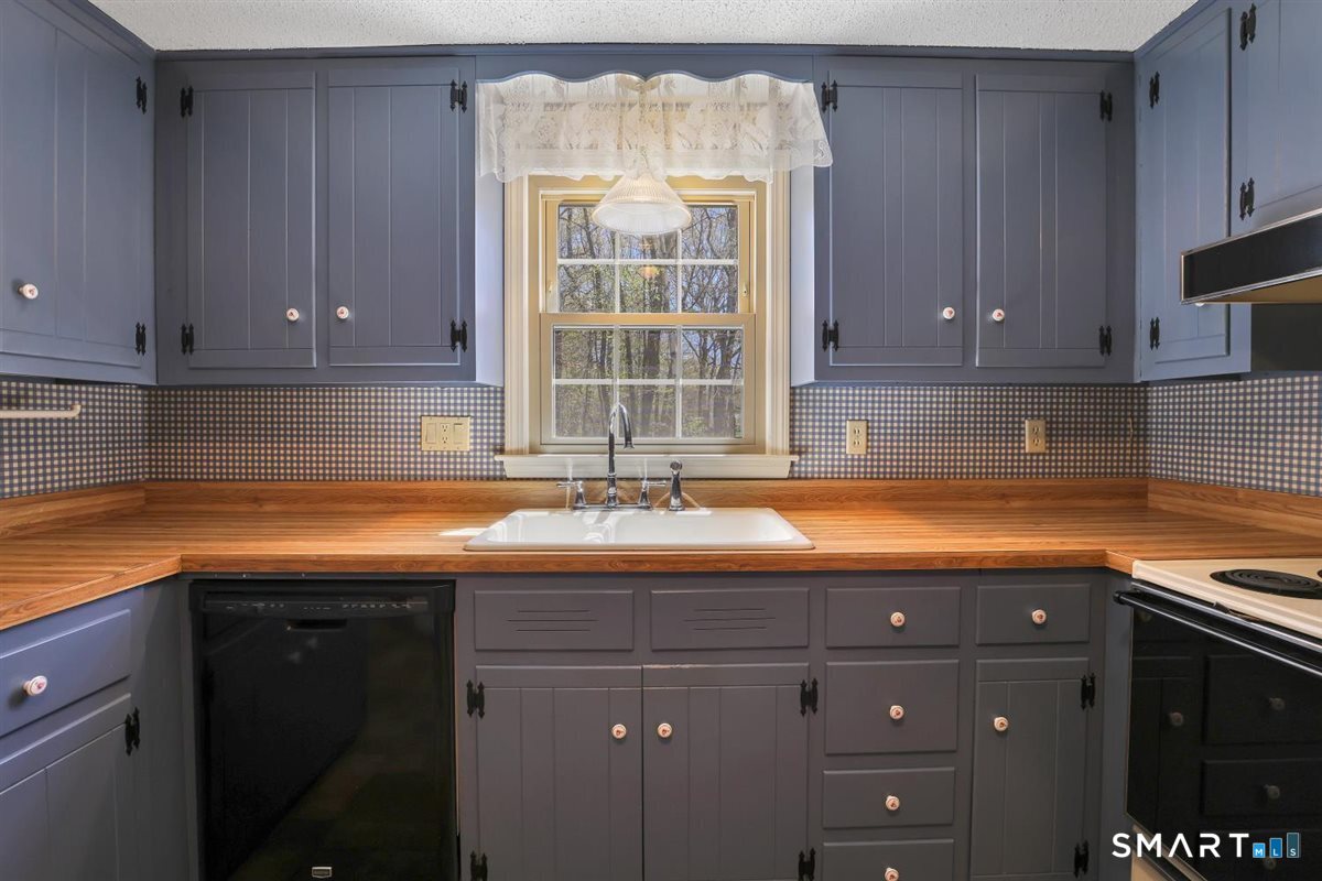 40 Wappingwood Road Ellington, CT 06029 - Photo 4 of 31 The kitchen also features ample cabinetry and counter space.