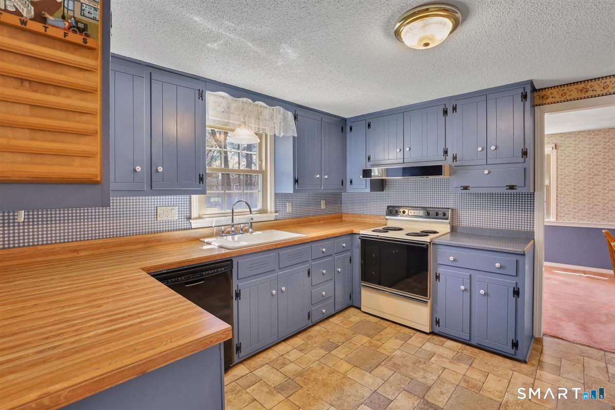 40 Wappingwood Road Ellington, CT 06029 - Photo 6 of 31 Plenty of space for hosting, with easy flow from the kitchen into the dining room.