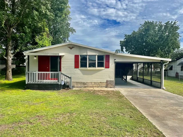a view of a house with a yard