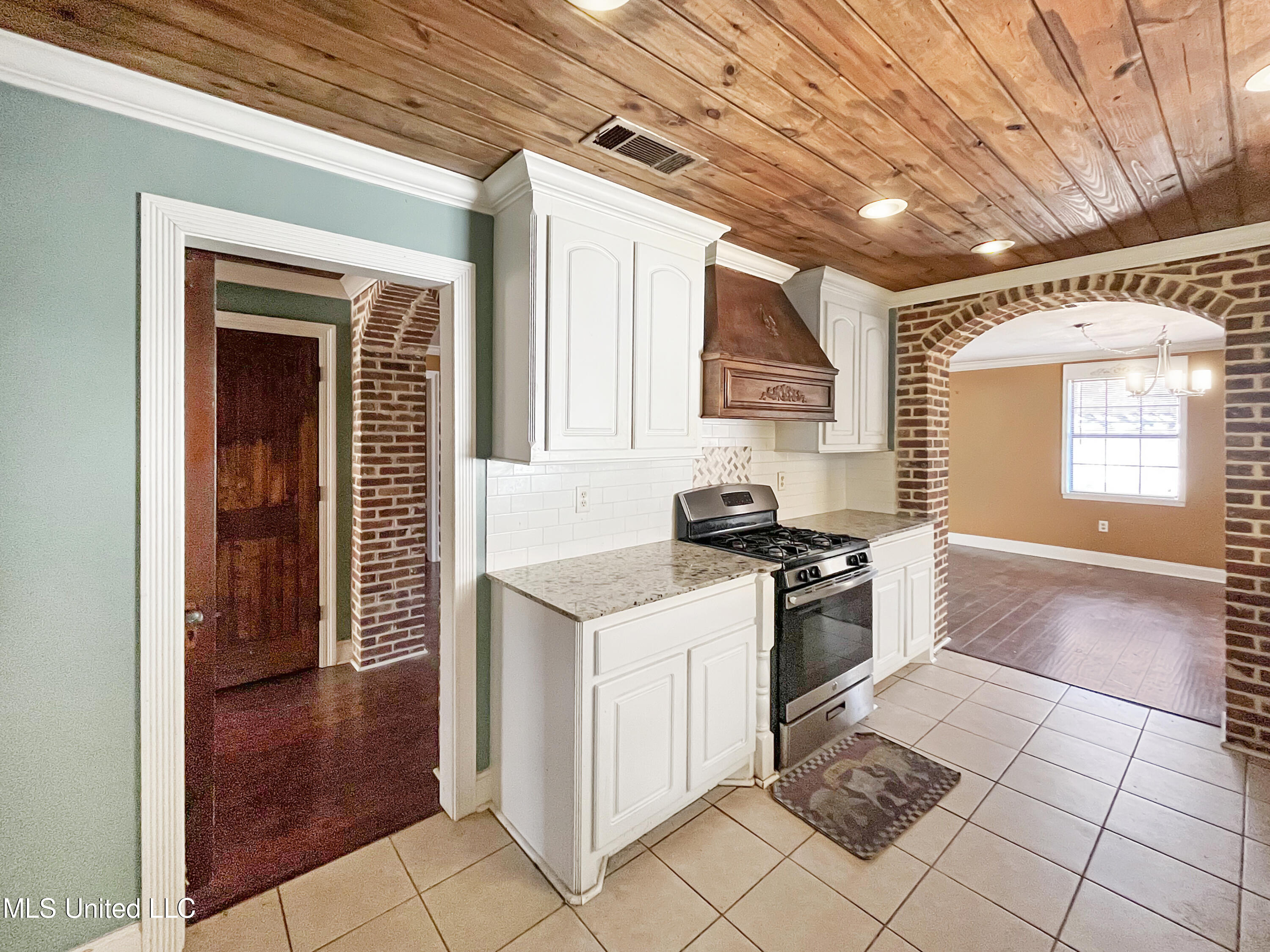 3953 Highway 16 Canton, MS 39046 - Photo 4 of 9 CE573786-8DD0-45CA-848E-D1A12EF9EE85