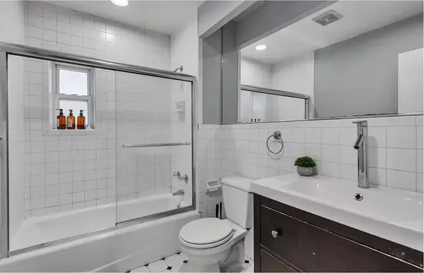 $4,300 | 448 North Aberdeen Street, Unit 2, Chicago, IL 60642
