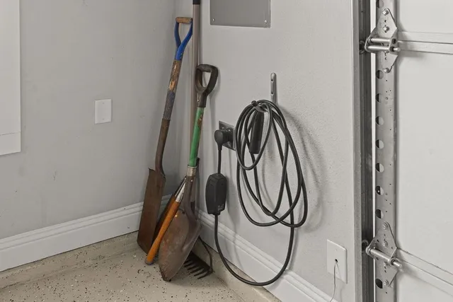 $820,000 | 733 Coyote Creek Drive, Gordonville, TX 76245