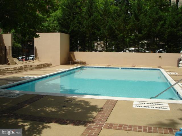 1301 North Courthouse Road, Unit 1109 Arlington, VA 22201 - Photo 11 of 20 a view of a basket ball ground