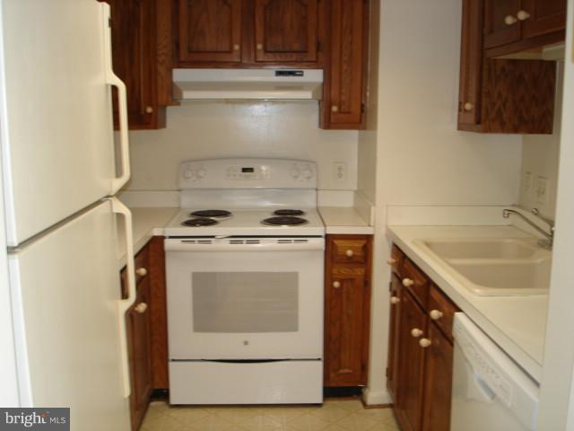 1301 North Courthouse Road, Unit 1109 Arlington, VA 22201 - Photo 14 of 20 a utility room with dryer and washer