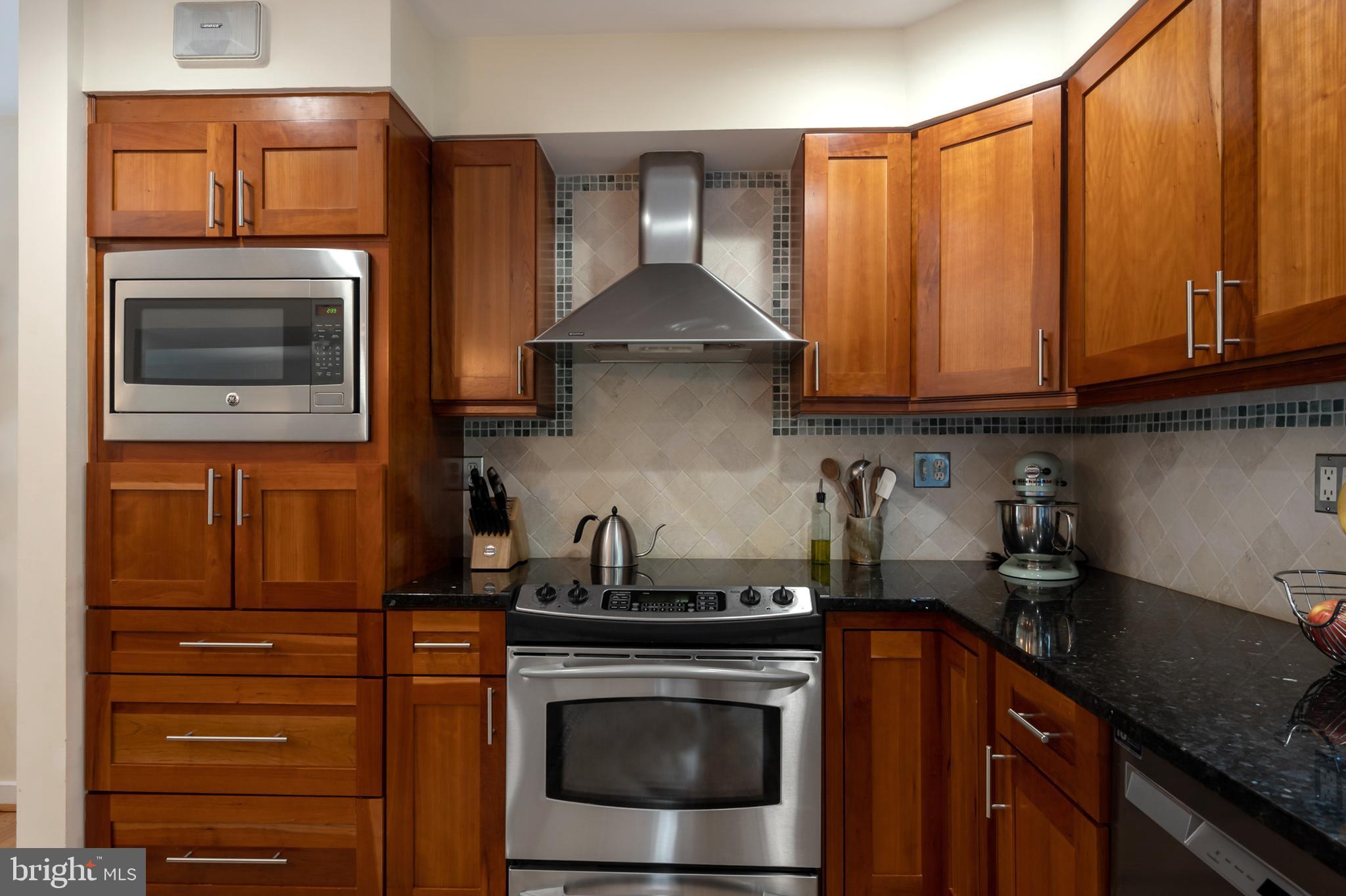 11720 Indian Ridge Road Reston, VA 20191 - Photo 6 of 68 Stainless appliances