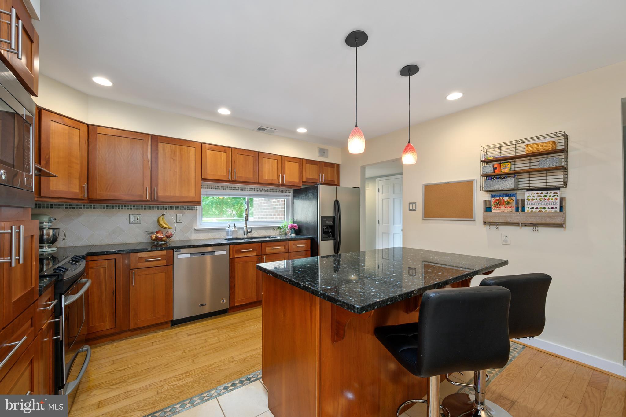 11720 Indian Ridge Road Reston, VA 20191 - Photo 10 of 68 Large island