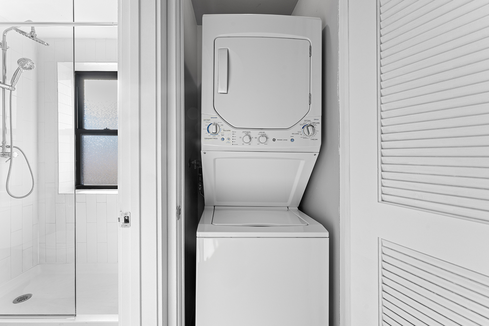 5718 North Winthrop Avenue, Unit 612 Chicago, IL 60660 - Photo 10 of 16 a utility room with dryer and washer