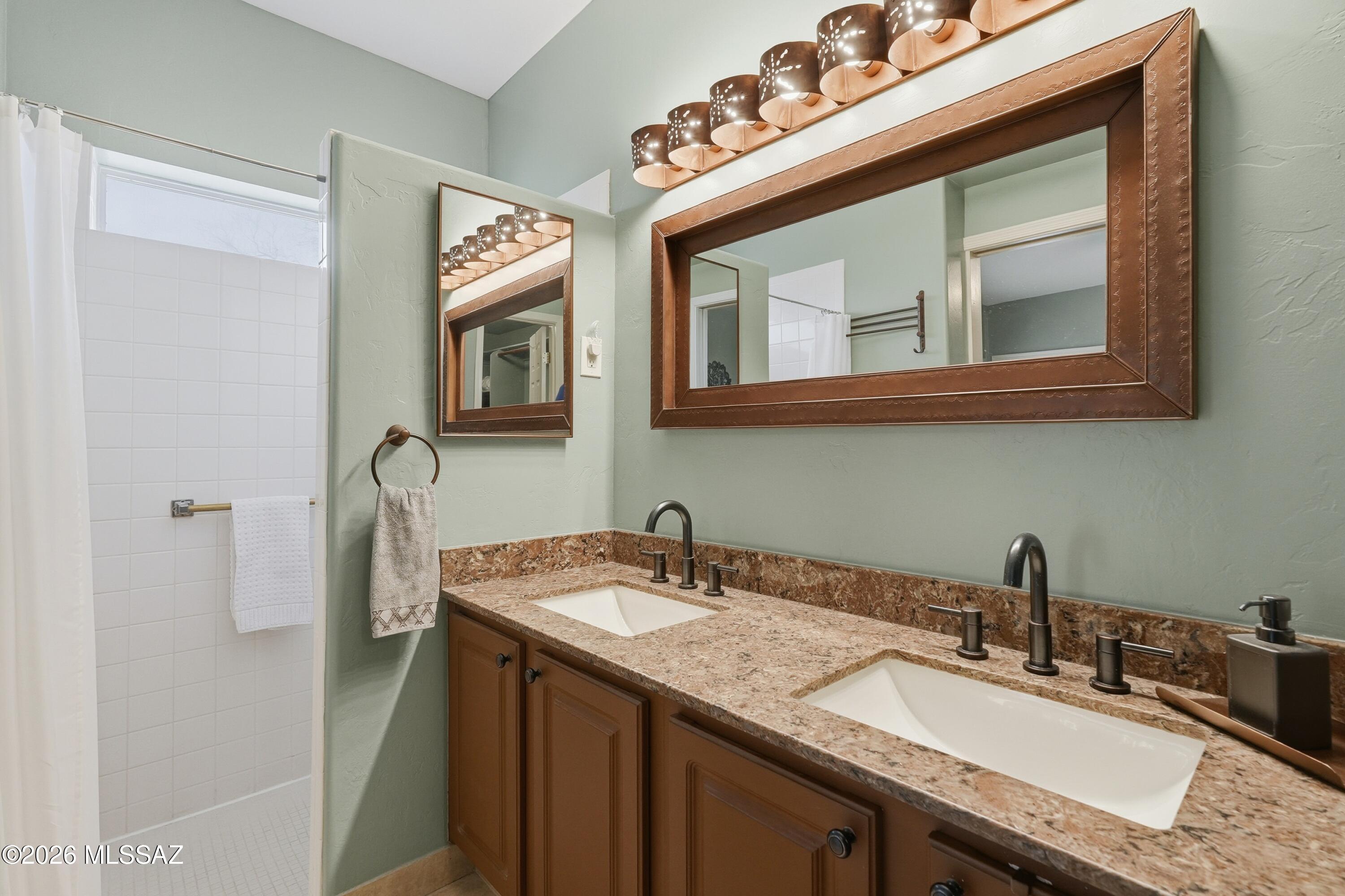 1632 North Rio Mayo Green Valley, AZ 85614 - Photo 18 of 26 Owner's Bath