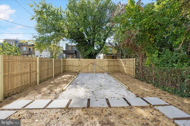 a view of a backyard