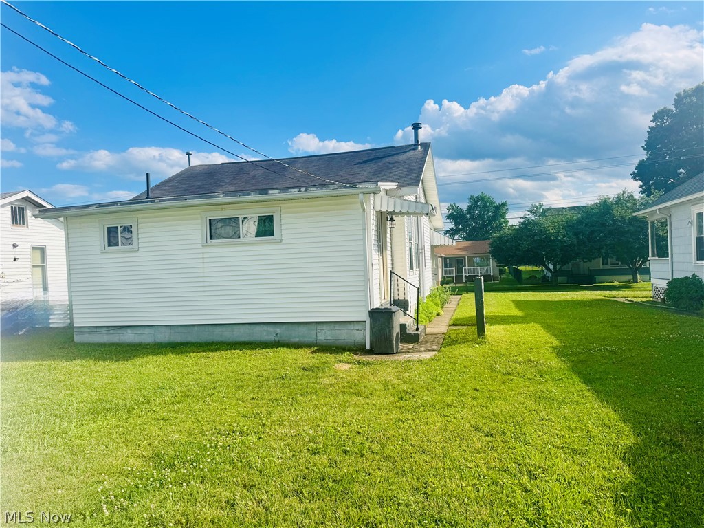 809 28th Street Vienna, WV 26105 - Photo 5 of 21 SIDE OF HOME FROM THE BACK