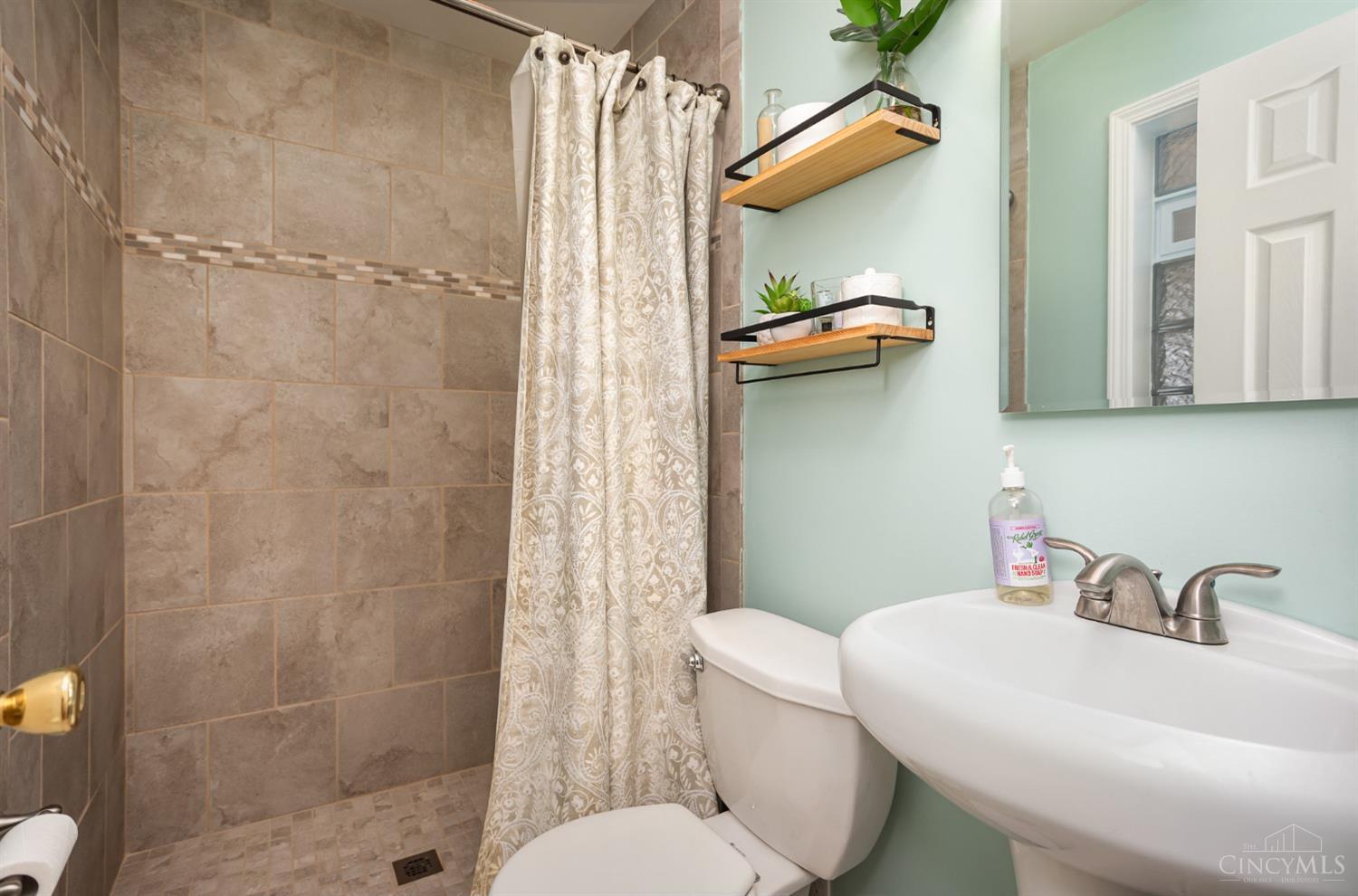 940 Goss Road Cincinnati, OH 45229 - Photo 10 of 19 Gallery Image 10