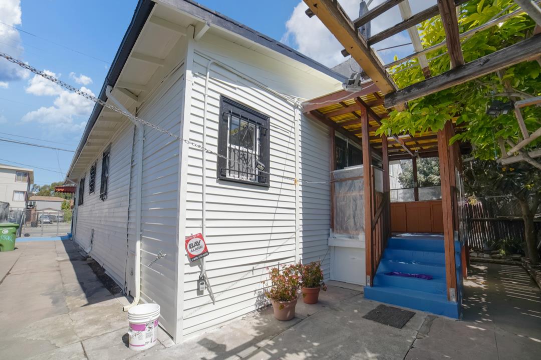 2276 35th Avenue Oakland, CA 94601 - Photo 27 of 32 a view of outdoor space