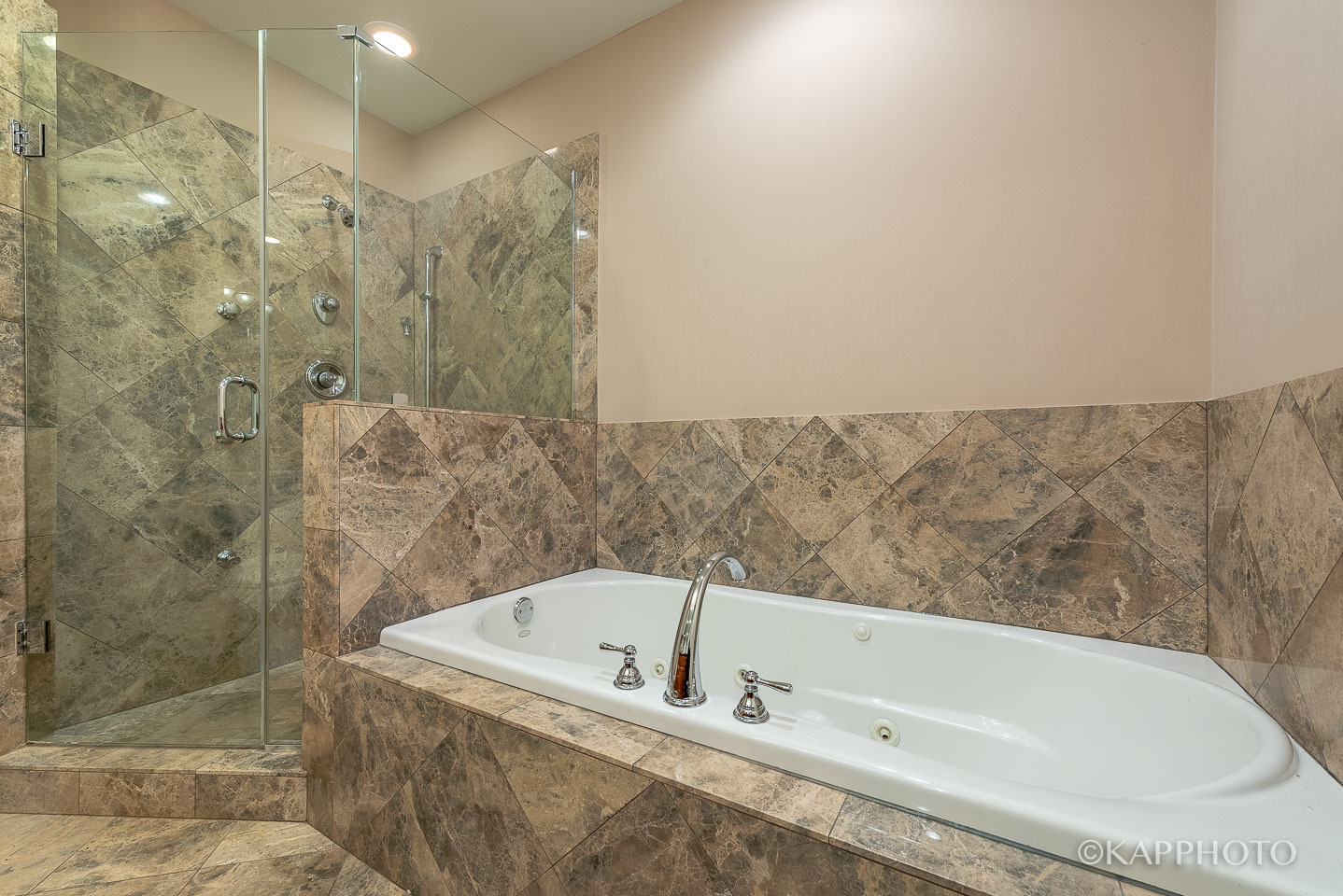 35 South Racine Avenue, Unit 2SE Chicago, IL 60607 - Photo 21 of 27 a bathroom with a bathtub