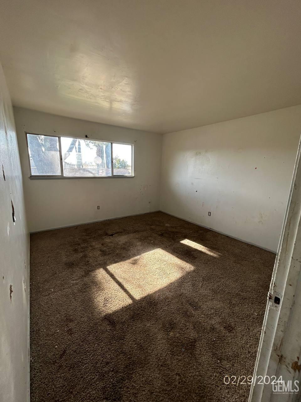 Undisclosed Address Bakersfield, CA 93301 - Photo 6 of 8 en empty room with windows