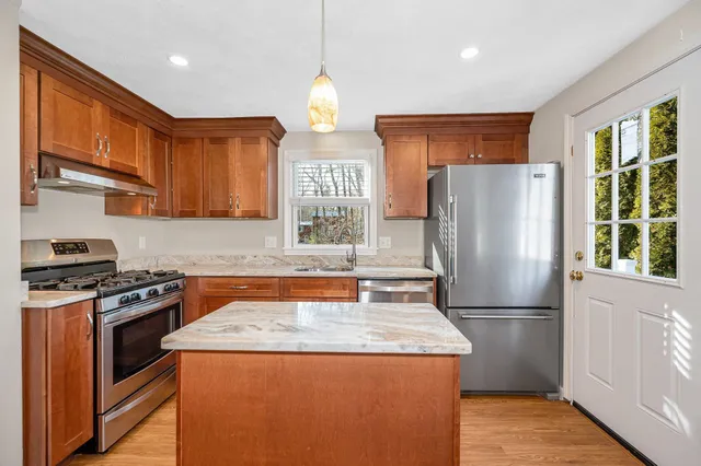 $638,000 | 25 Robinhood Road, Nashua, NH 03062